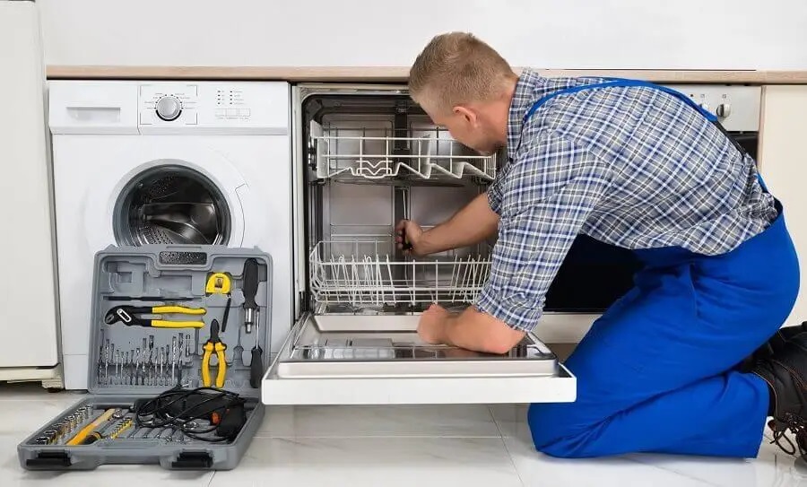 Serdivan Hoover servisi teknisyen ekibi beyaz eşya tamiri yaparken
